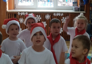 Te same dzieci śpiewają pastorałkę wykonująć różne gesty rękoma.